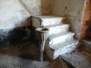 Pila benditera y restos de la escalera al coro