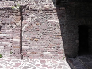 Arco tapiado de acceso a capilla norte