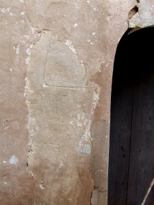 Graffitis junto a la puerta que comunicaba atrio y sacristía