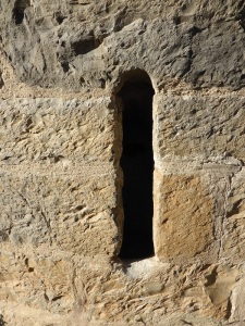 Ventana de la cripta por donde se arrojaban las monedas al "Cos Sant"